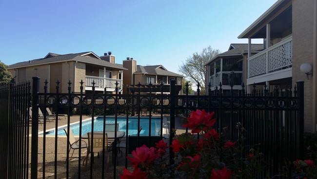 Pool - Glenwood Apartment Homes