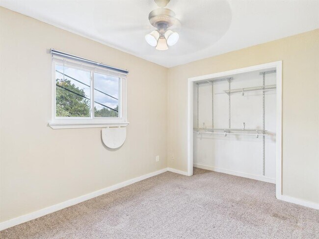 Building Photo - 2302 East Side Dr