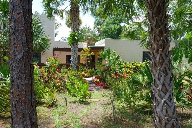 Building Photo - RARE ON MARKET , 2+den 2 1/2 bath overviewing a lake behind bell tower