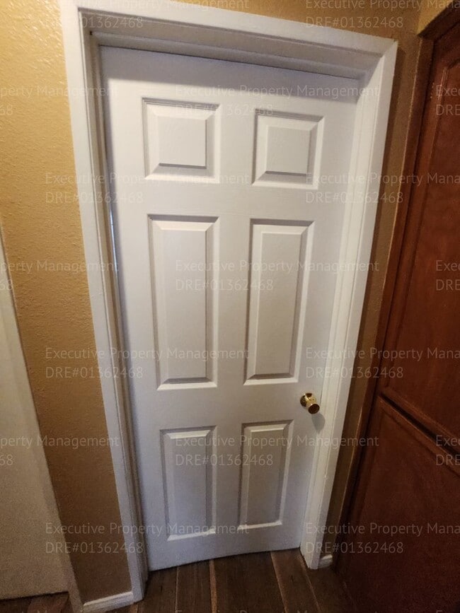 Building Photo - 3 bedrooms /2.5 bath two-story gem boasts ...