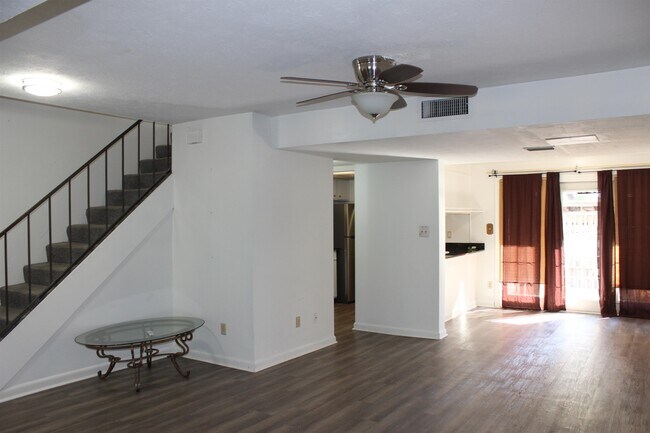 Building Photo - 409 Westwood Dr