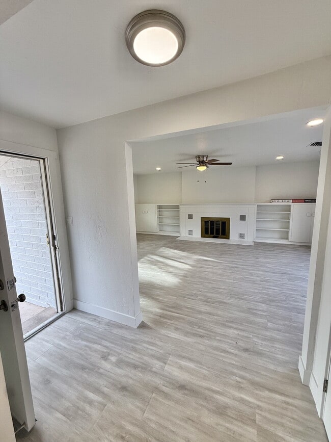 Building Photo - 288 W Diagonal #A 3 Bed/2 Bath