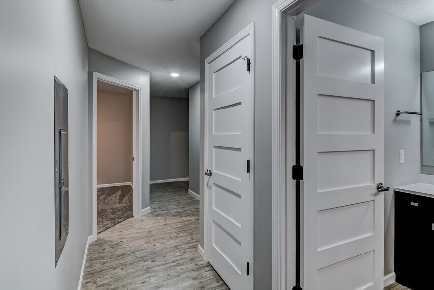 Building Photo - 302 12th Ave W