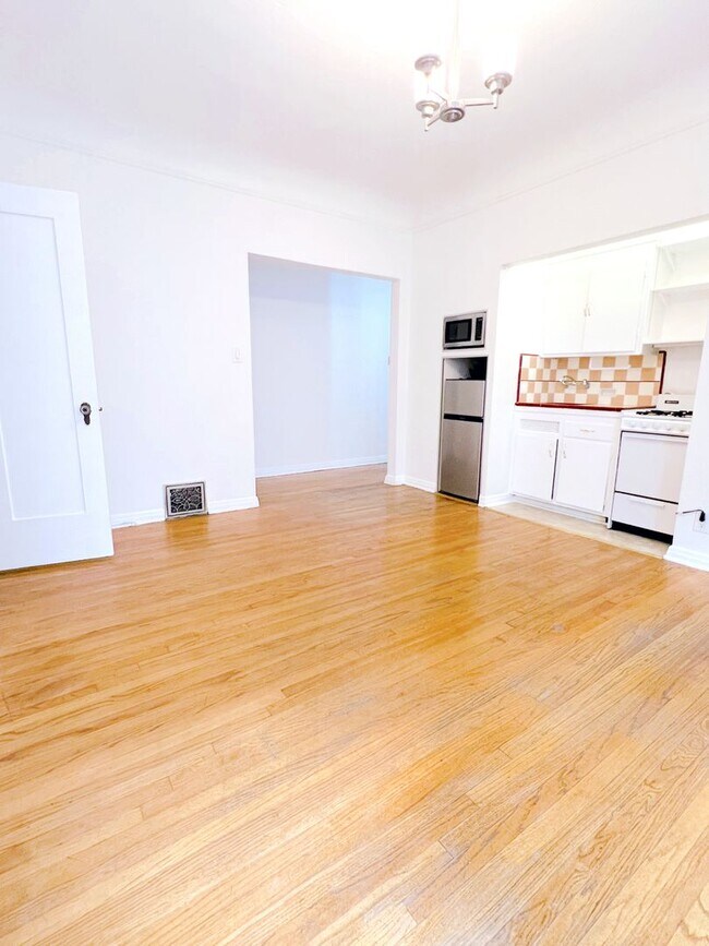 Building Photo - Curson Ave Apartments By The Grove