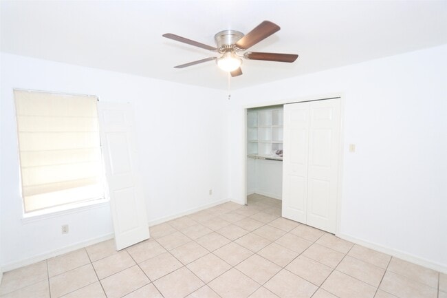 Building Photo - 609 St James Ct