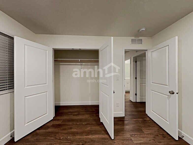 Building Photo - 842 N Garnet Creek Ave