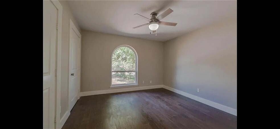 Building Photo - 4704 Woodside Dr
