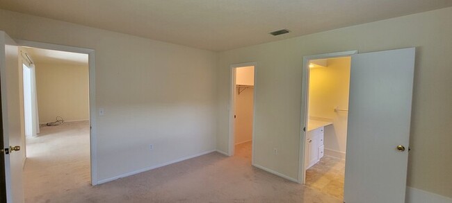 Building Photo - Gulf Gate Beauty