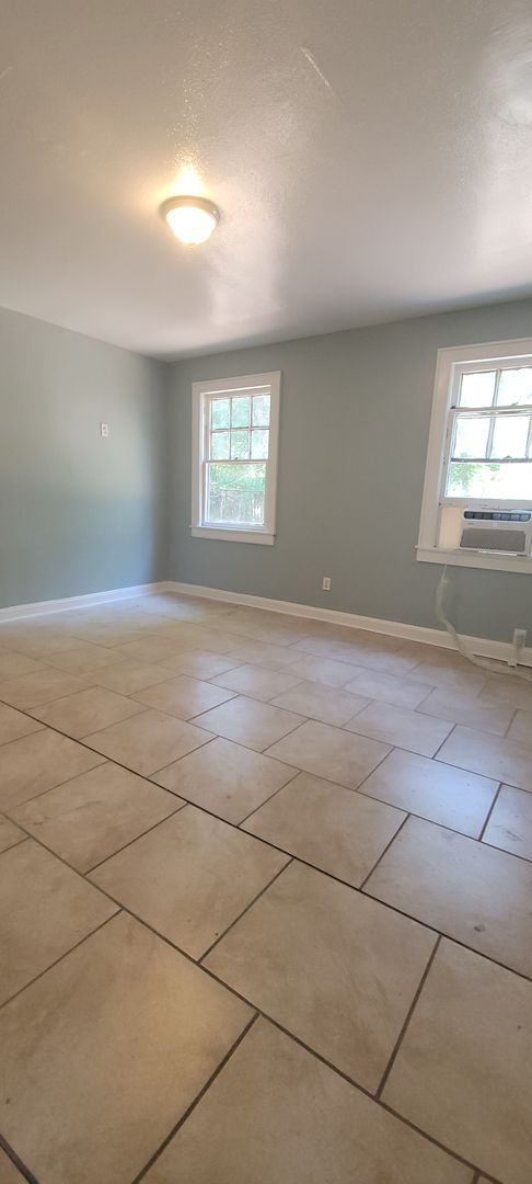 Building Photo - Beautiful 3 bedroom/1 bath Cottage with La...