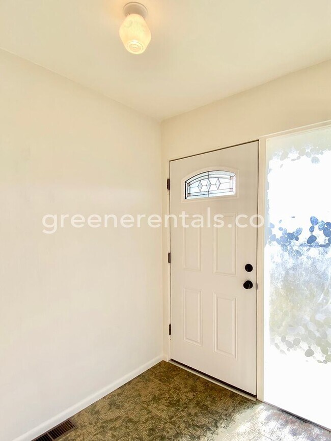 Building Photo - Large 2BD/2BA Montesano Duplex