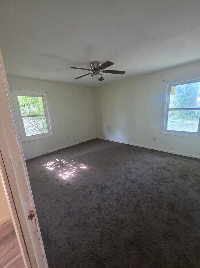 Building Photo - 4BD/1 BA nicely updated home