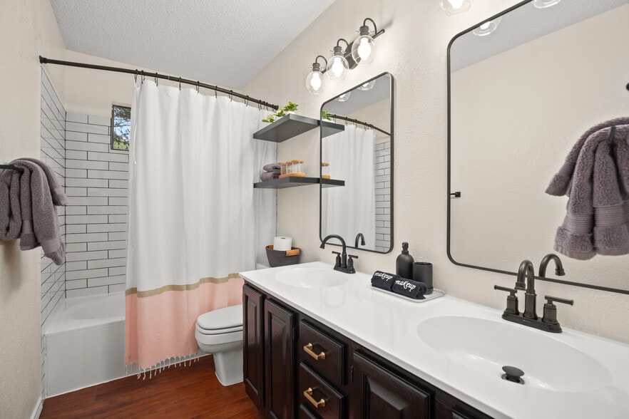 Full bathroom 1 - 8309 Priest River Dr
