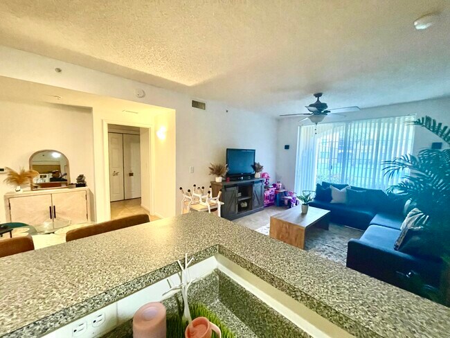 Building Photo - 8010 N Nob Hill Rd