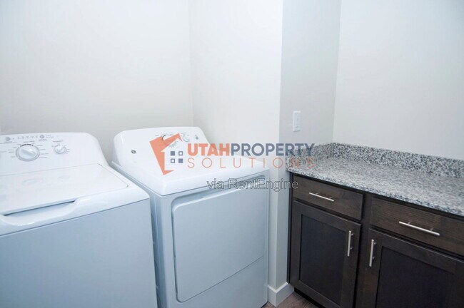 Building Photo - 1046 W 430 S