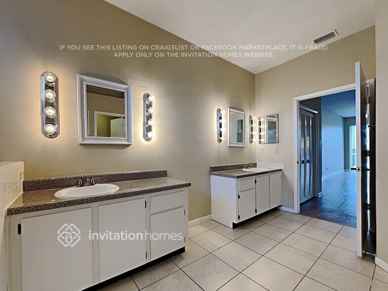 Building Photo - 9421 Larkbunting Dr