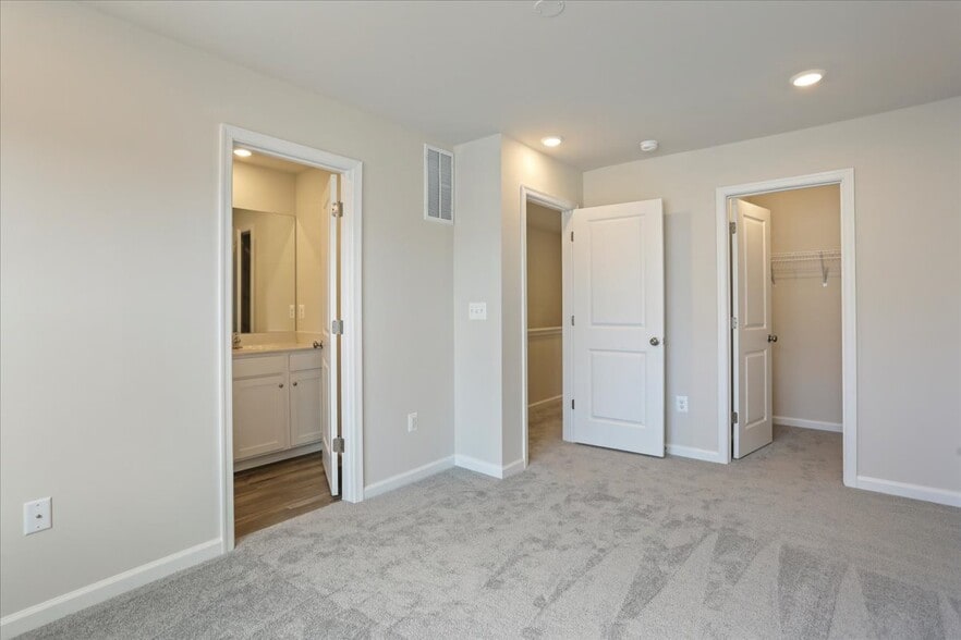 Building Photo - 331 Sandy Bottom Cir