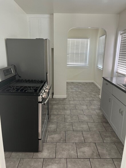 Building Photo - 1055 W 7th St