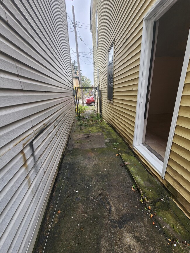 Building Photo - 214 6th St