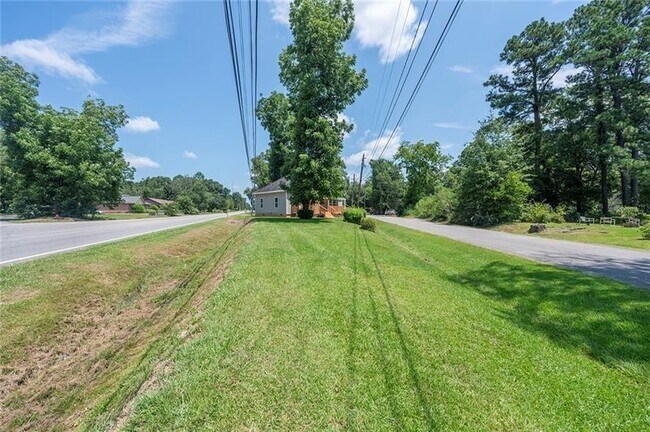 Building Photo - 823 Cooper Dr NE