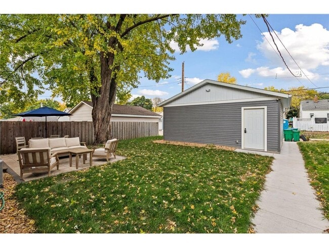 Building Photo - 3040 Hampshire Ave S