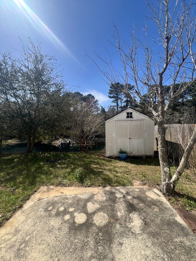 Building Photo - Southern Charm