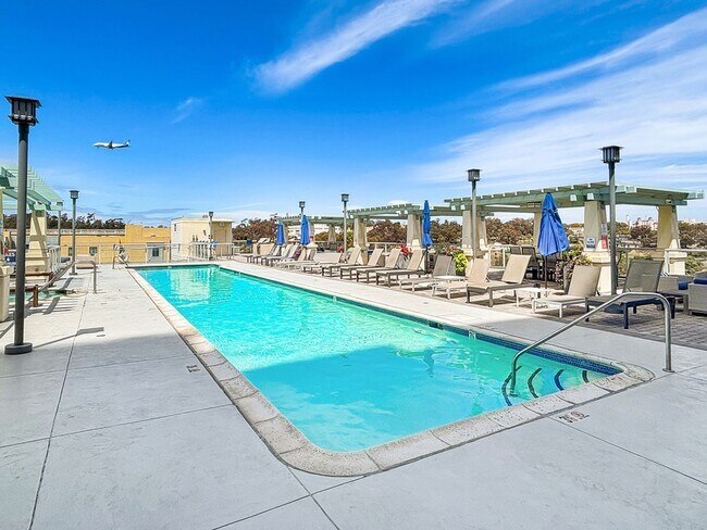 Building Photo - STUNNING 2 BED/2 BATH CONDO AVAILABLE IN THE DISCOVERY BUILDING IN CORTEZ HILL!
