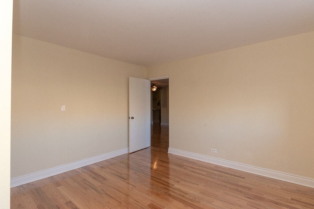 Building Photo - 659 W Wrightwood Ave