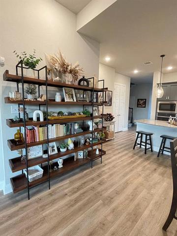 Building Photo - 908 Lamp Post Ln