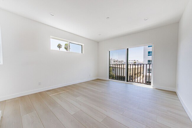 Building Photo - Luxury 3-Bed Townhome-Style Retreat in Hol...