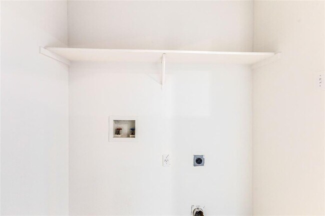 Building Photo - 1200 Del Roy Dr