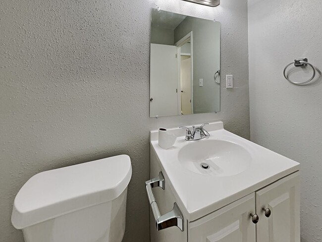 Building Photo - Updated 3-Bed Home with Granite Kitchen Near Shopping & Highways – Independence, MO