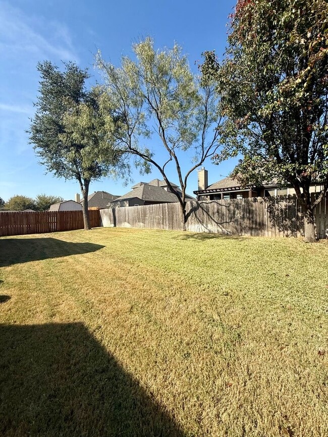 Building Photo - Home for the Holidays 4/2/2 with Fireplace - Wonderful YARD - Community Pool