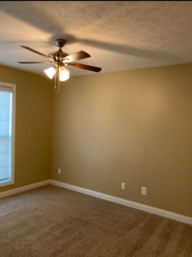 Building Photo - 166 Twin Lakes Dr
