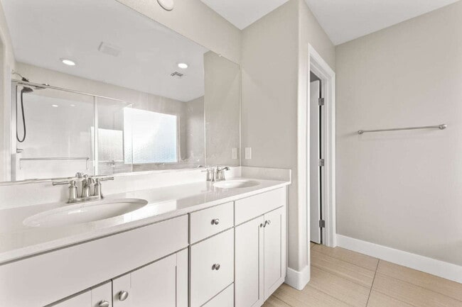 Building Photo - Beautiful two-story home with a bright open floor plan and modern finishes throughout. The spacio...