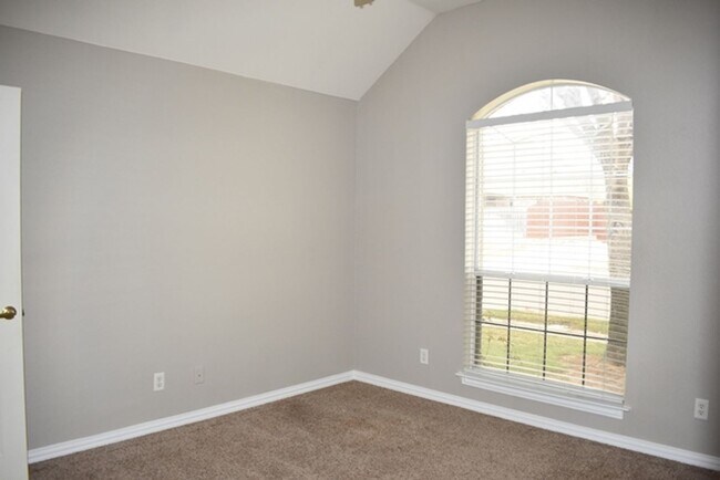 Building Photo - Spacious 3-2-2 with Study in North Richlan...