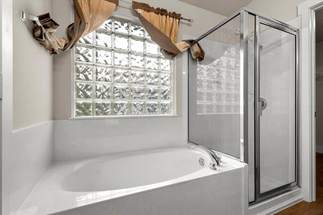 Building Photo - 410 Bandstand Ln