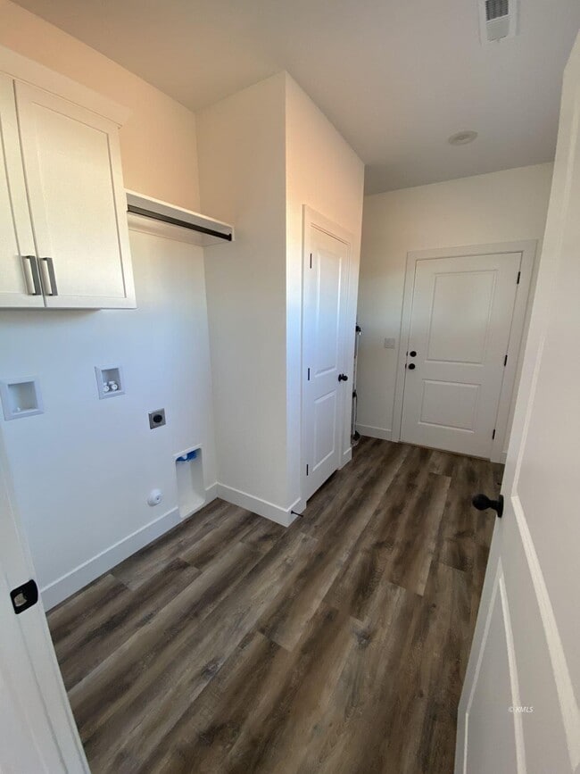 Building Photo - 742 W Vance Dr