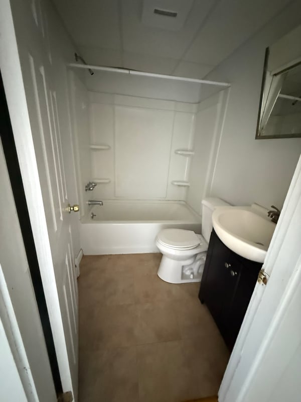 Building Photo - 399 Center St