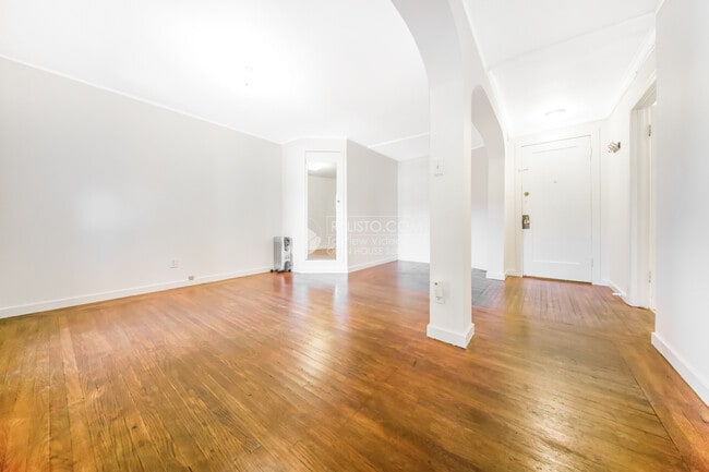 Building Photo - 49 Elgin Park