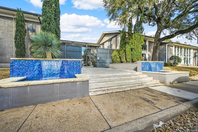Building Photo - 10203 Regal Oaks Dr