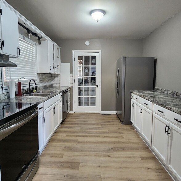 Building Photo - 320 Roney Dr