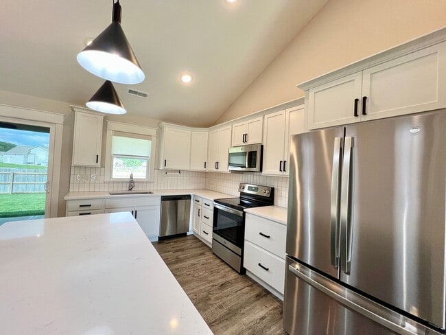 Building Photo - Modern Single-Family Home in Scenic Meadows Neighborhood