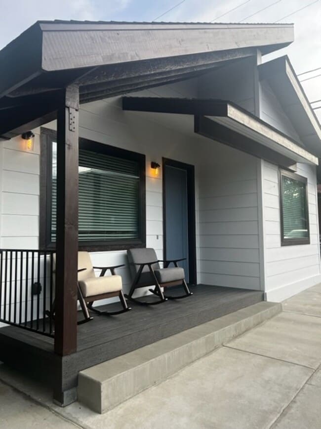 Building Photo - 2bd, 2ba Reno Bungalow in the Riverwalk Di...