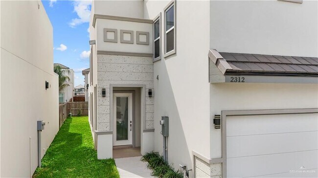 Building Photo - 2312 Corales St