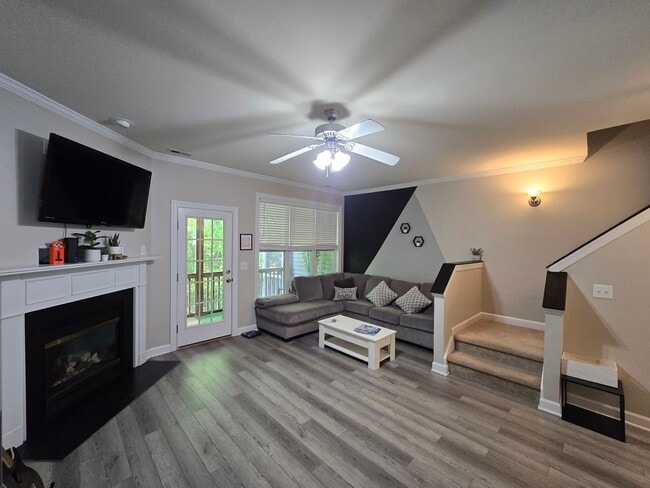 Building Photo - Spacious 2-Bedroom Townhome in Amenity-Ric...
