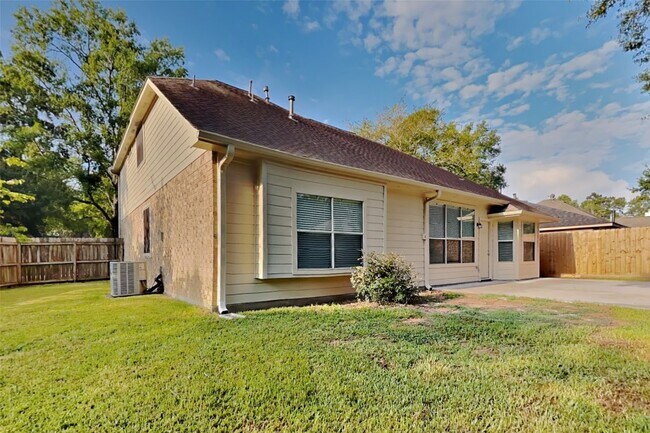 Building Photo - 1731 Red Oak Terrace