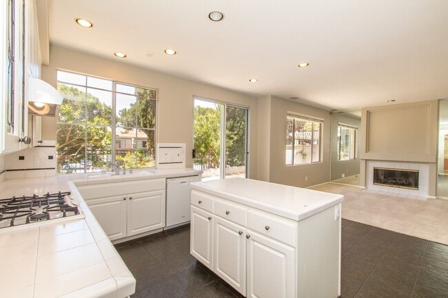 Building Photo - Spacious 3 Bed/2.5 Bath in Desirable UTC La Jolla Community of Toscana