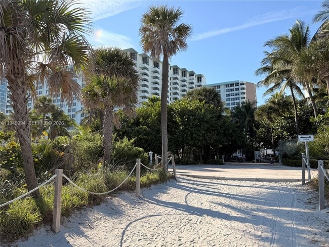 Building Photo - 2899 Collins Ave