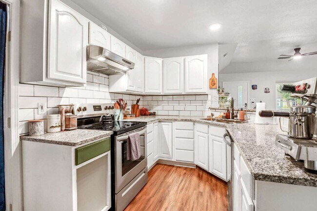 Building Photo - "Charming 3-Bed, 2-Bath Oasis on West Mistletoe Avenue – Spacious 1140 Sq Ft in San Antonio!"