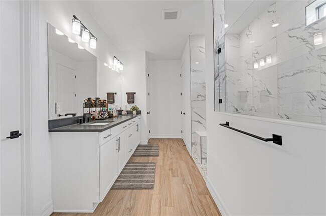 Building Photo - 4566 Silverwood Ln N